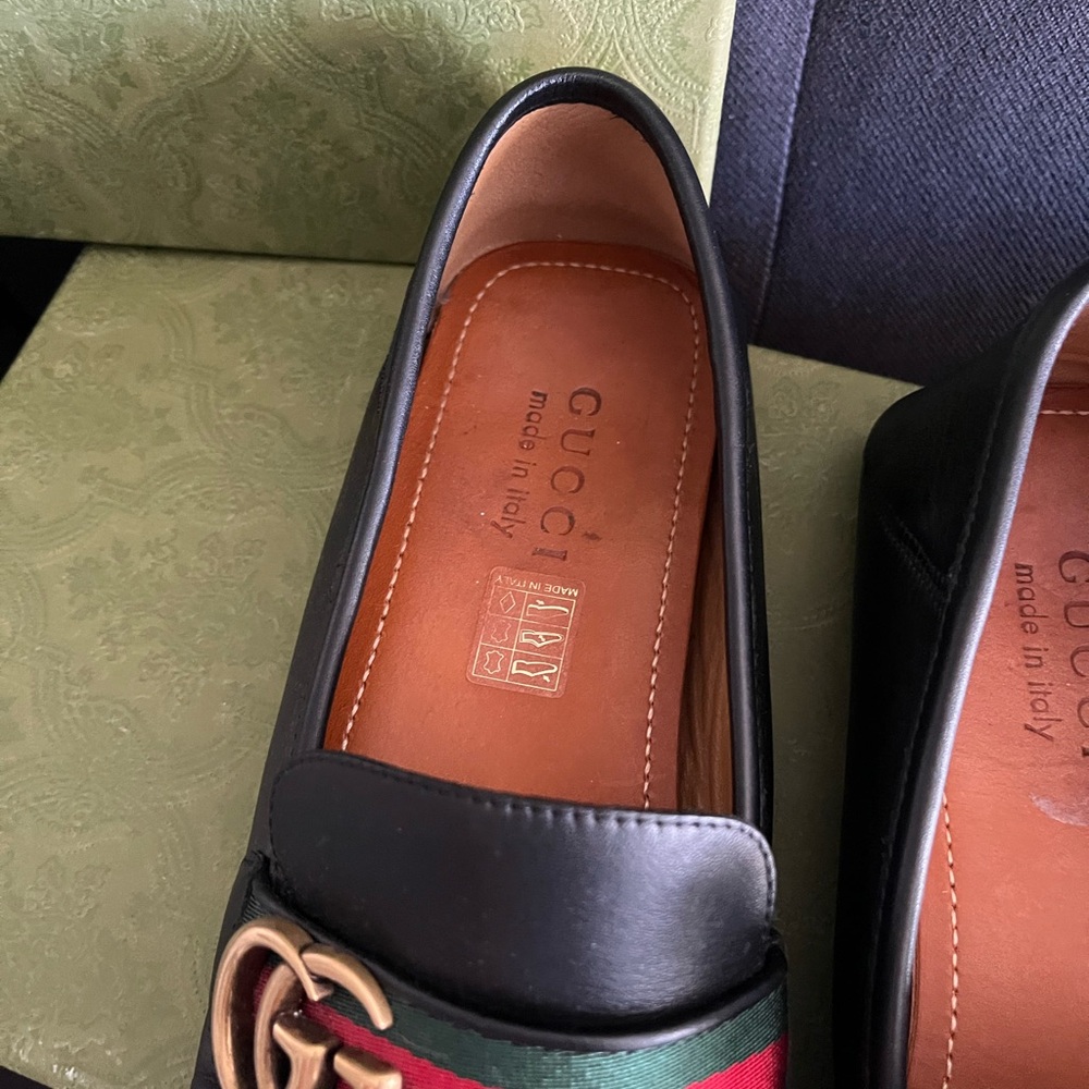 Gucci Black Leather Loafers with Gold Emblem and Green-Red Stripe - Picture 2 of 3